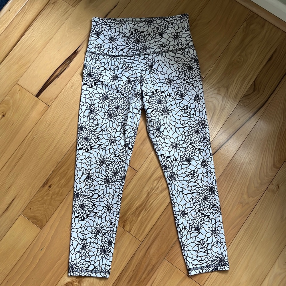 Never worn Cute capris- white with pattern-Small